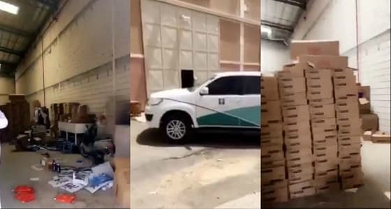 بالفيديو.. " التجارة " تداهم مستودع للغش التجاري بالرياض