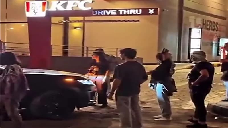 فتاة توبخ شخص حاول دخول كنتاكي وتجبره على مغادرة المكان .. فيديو