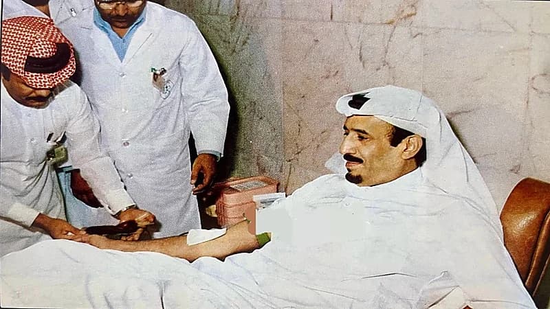 صور نادرة للملك سلمان وأخيه الأمير سطام أثناء حملة للتبرع بالدم