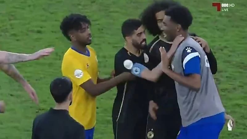 قائد السد القطري يشتبك مع لاعب الغرافة لاستفزازه الجمهور.. فيديو