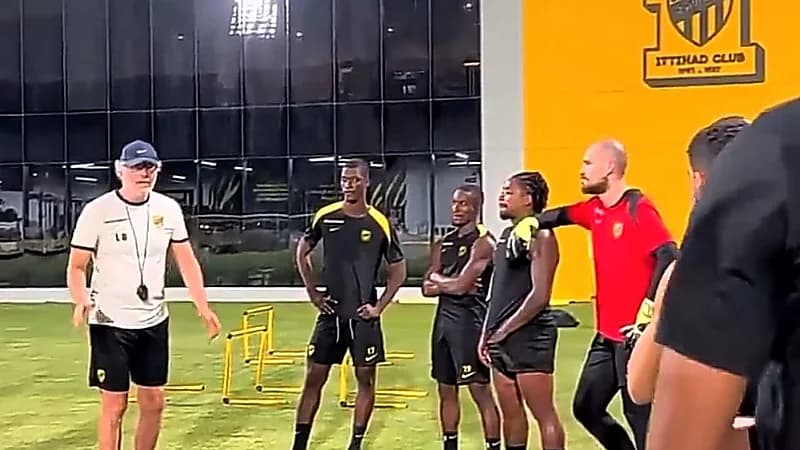 إستقبال لاعبي الاتحاد للمحترف الجديد دومبيا  ..  فيديو