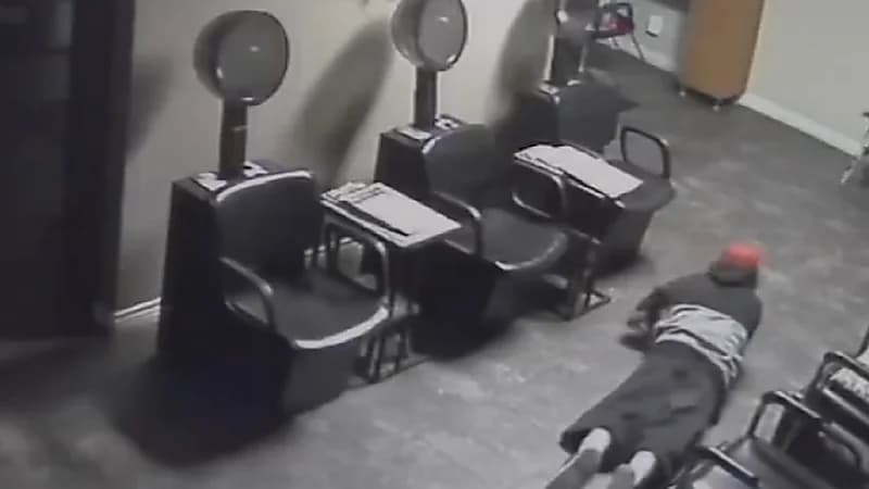 بالفيديو .. لص يتحرك كالأفعي ويسرق أموال من صالون تجميل