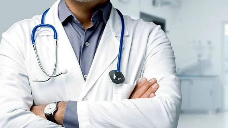 عاطل ينتحل صفة طبيب داخل أحد المستشفيات 