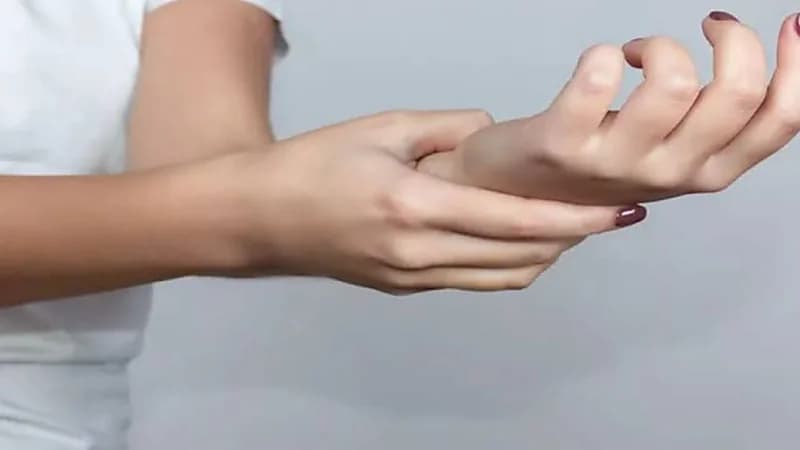 الكشف عن أسباب تنمل اليدين في الليل