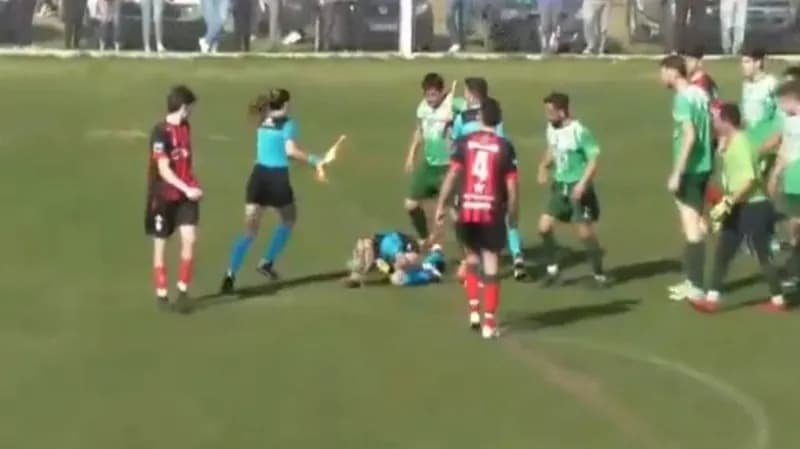 بالفيديو.. اعتداء لاعب على "حكمة" خلال مباراة كرة قدم