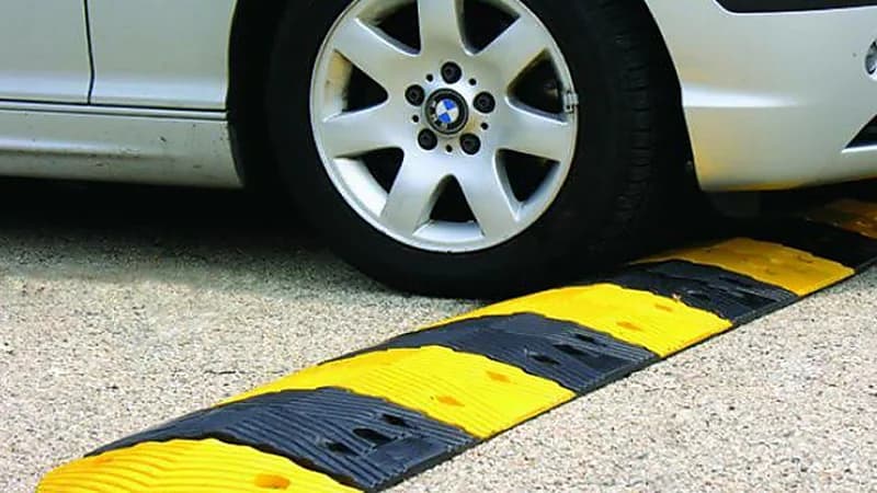 أضرار تخطي المطبات بسرعة عالية على السيارة