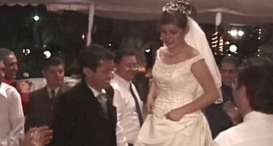 بالفيديو.. سقوط مروع لعروس في حفل زفافها بسبب المعازيم