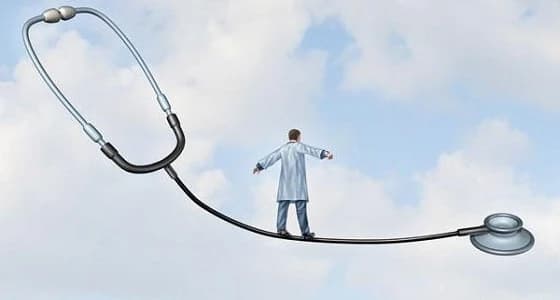 قصة طالب يحقق حلم والدته ويصبح طبيبا ليعالجها