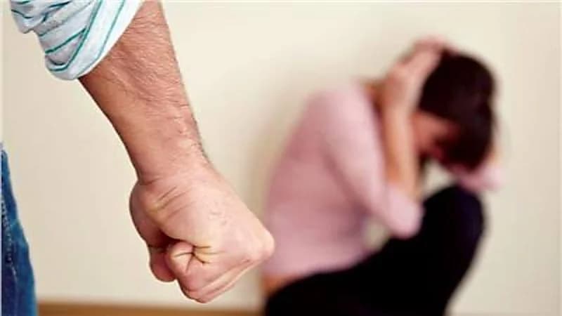 رجل يحتجز زوجته بمنزله 8 سنوات 