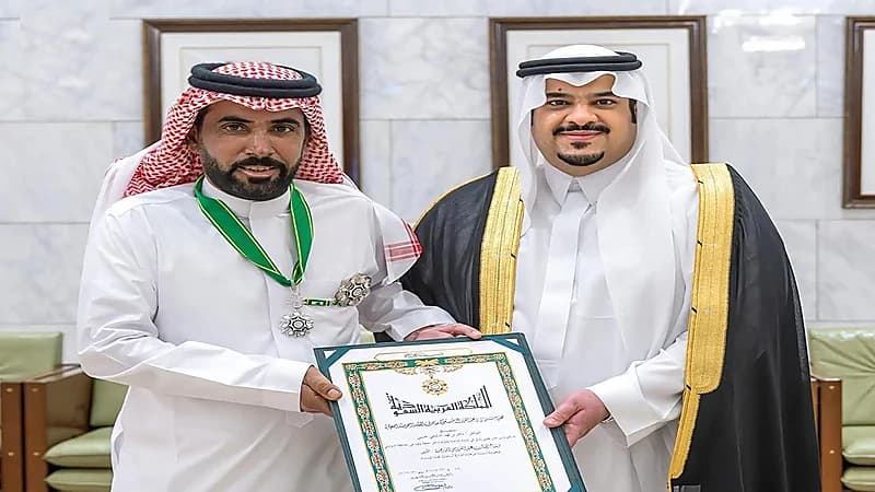 منح وسام الملك عبدالعزيز لمواطن أنقذ آخرين من كارثة بمحطة وقود بالدوادمي.. فيديو