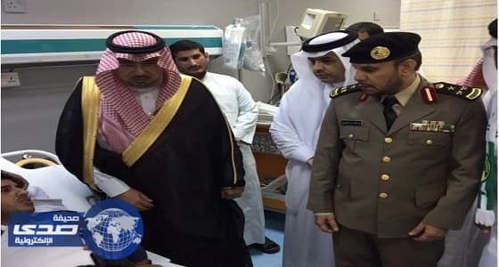 محافظ محايل يزور رجل أمن مصاب في انقلاب دوريته الأمنية
