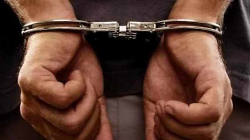 توقيف مبتعث ضرب صديقته بمقلاة في شقته بأمريكا 