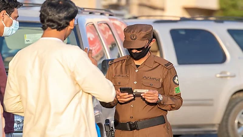 شرطة منطقة الجوف تتابع تطبيق بالإجراءات الاحترازية