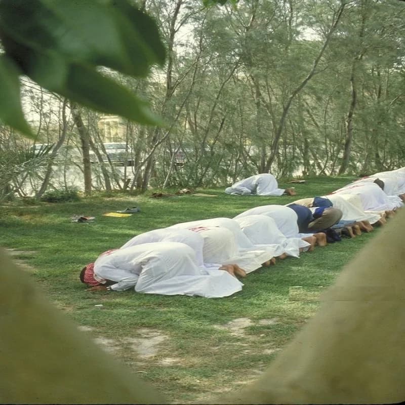 مجموعة من الطلاب يؤدون الصلاة قبل 43 عام بالشرقية