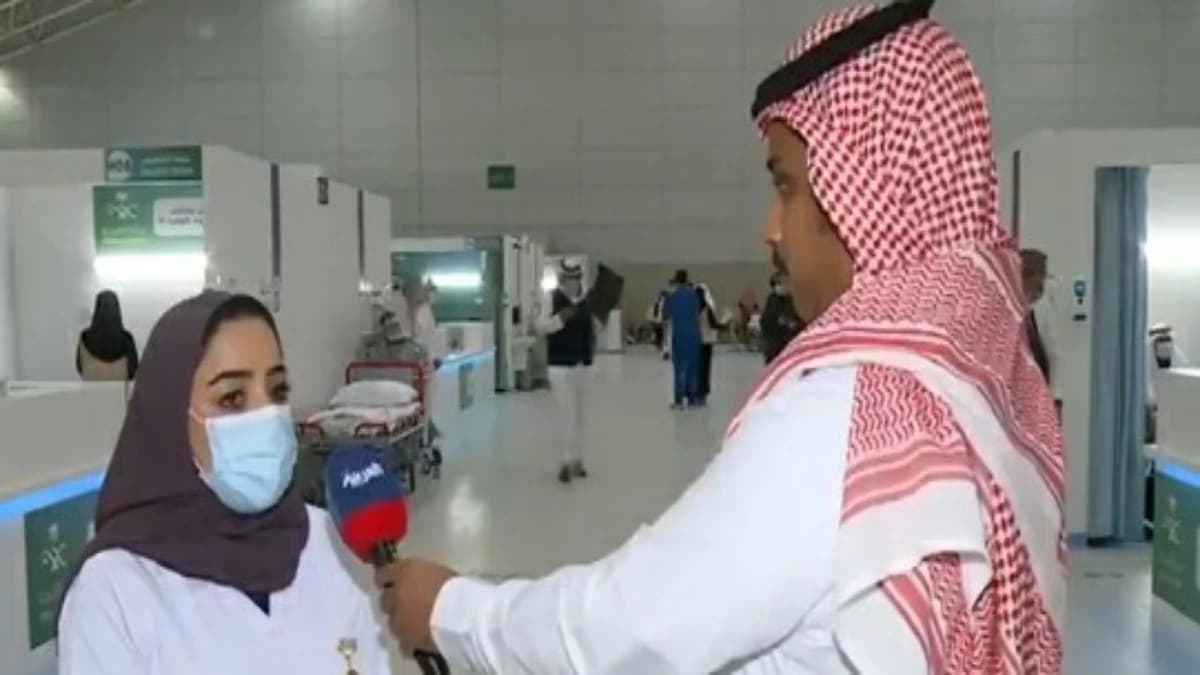 شاهد.. لحظة اشتعال النيران في سيارة مواطن أمام منزله بضباء