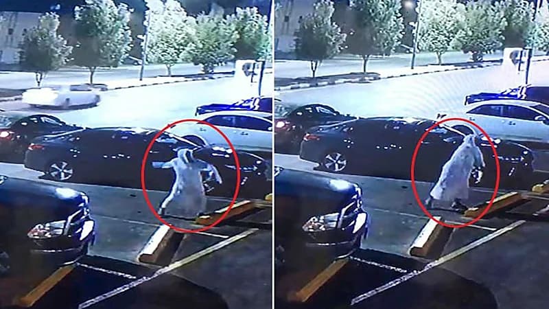 شاهد.. شخص ملثم يرشق مقهى في ينبع بالحجارة ويلوذ بالفرار 