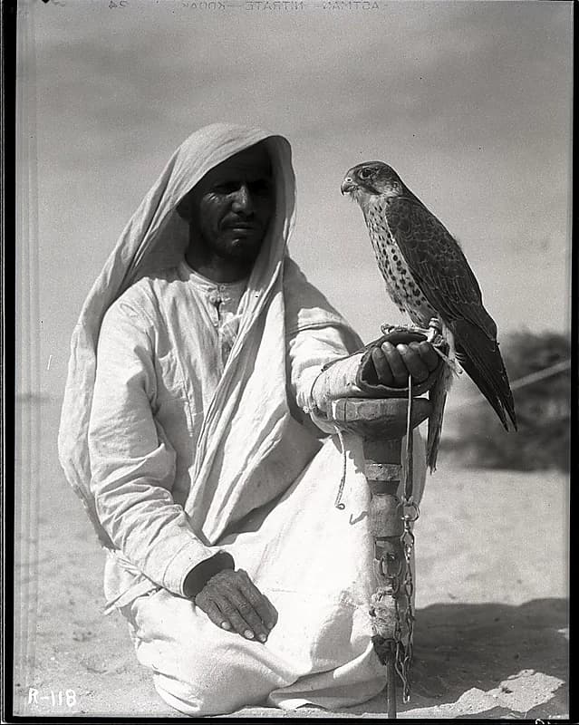 صورة رائعة لصقار وصقره قبل 87 عام