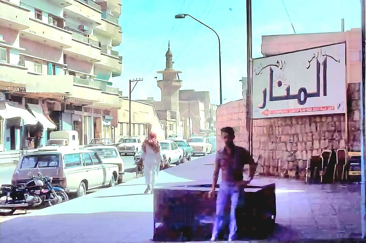 شاب يوثق صورة شخصية له للذكرى..فكان للكاميرا رأي أوسع للذكريات