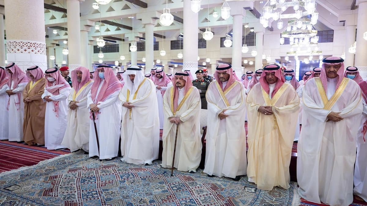 أمير الرياض يؤدي صلاة الميت على الأمير خالد بن محمد بن تركي بن عبدالعزيز بن تركي آل سعود