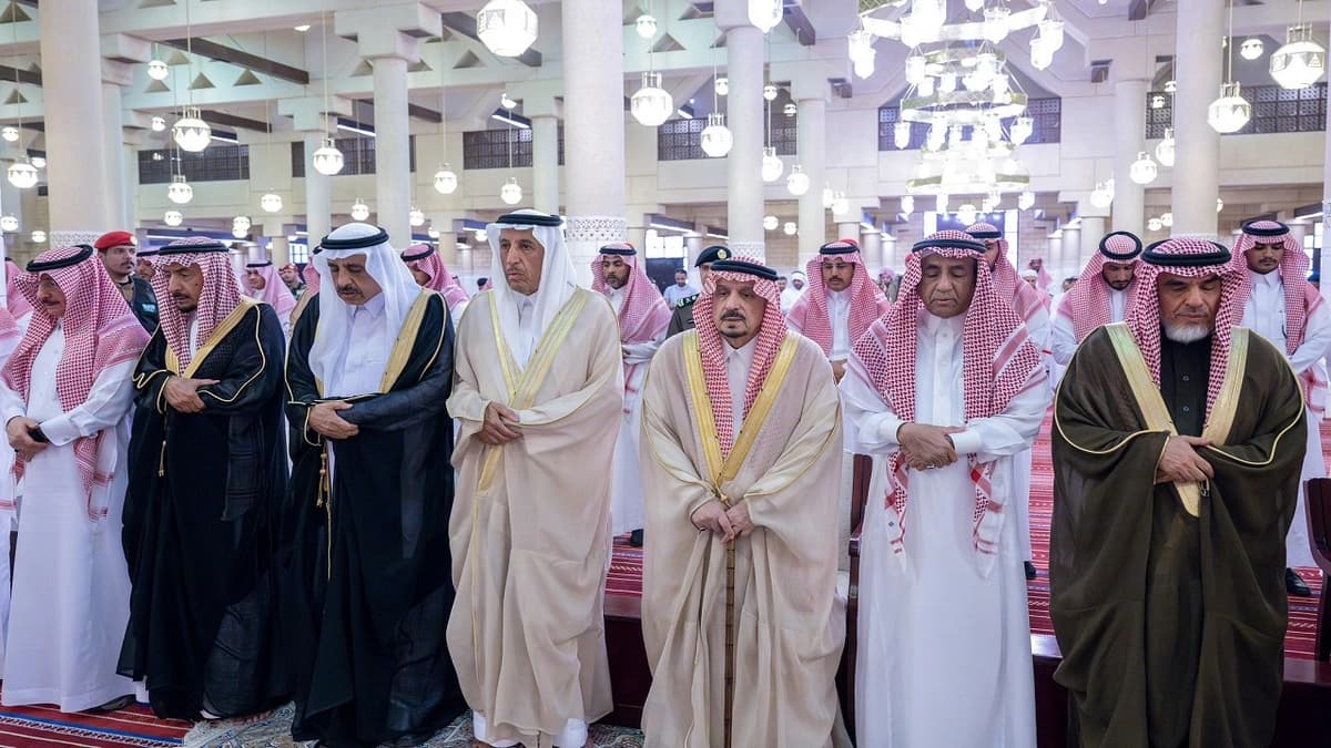 أمير الرياض يؤدي صلاة الميت على الأمير فهد بن سعود بن محمد بن مقرن..صور