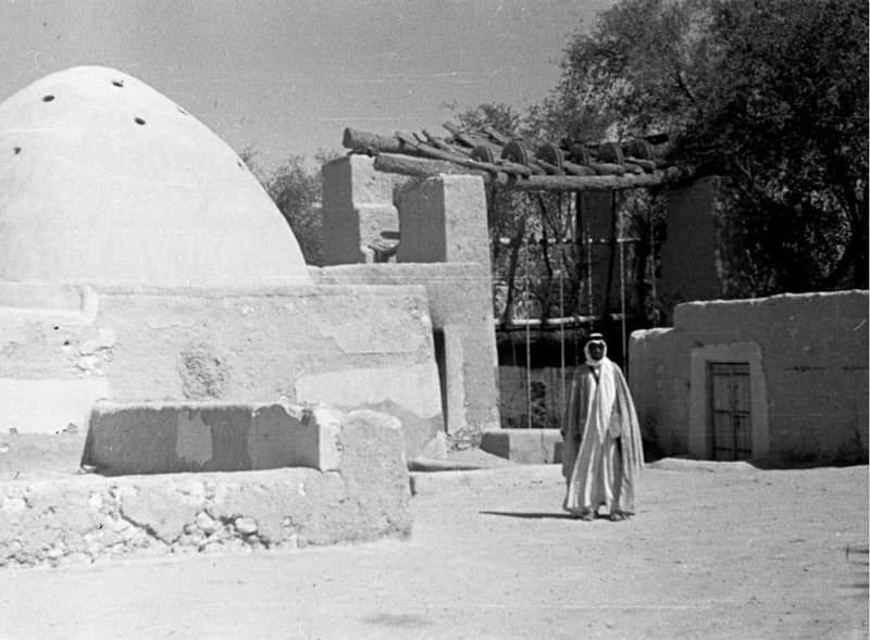 رجل في الأحساء خلفه أحد سدود المياه