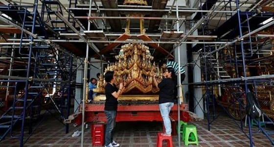 بالصور: اعتقاد.. هذه العربة ستذهب بملك تايلاند الراحل للجنة