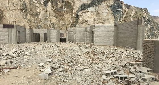 لجنة التعديات ببلدية المعابدة بمكة المكرمة تزيل مباني مخالفة