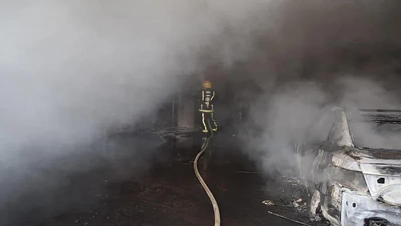 بالصور.. اخماد حريق اندلع في ورشة سيارات بالرياض