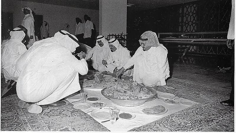 صورة نادرة لمأدبة عشاء أقامها وزير التخطيط لـ الملك فهد عام 1975م