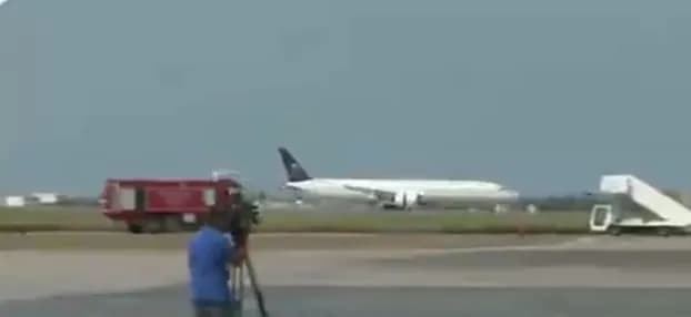 بالفيديو .. لحظة وصول طائرة المساعدات السعودية المحملة بالأكسجين الطبي إلى تونس