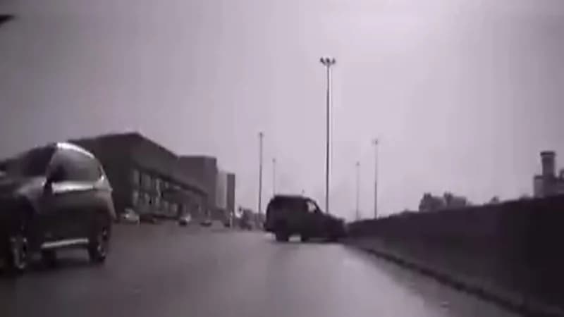 شاهد.. مركبة مسرعة تتسبب في حادث سير مروع على طريق خريص 