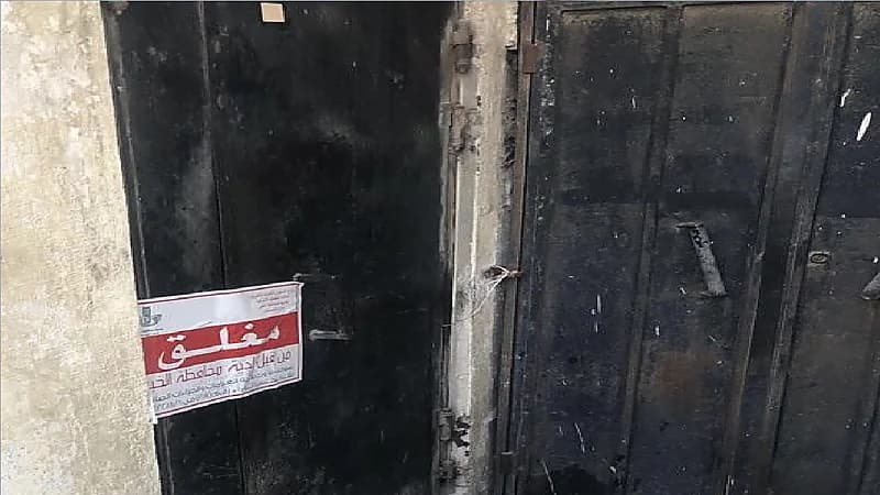 بالصور .. إغلاق مستودع مخالف في الخبر