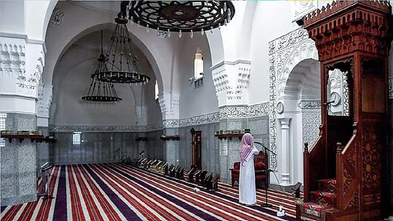 "الشؤون الإسلامية" تؤكد استمرار تطبيق التباعد بين المصلين