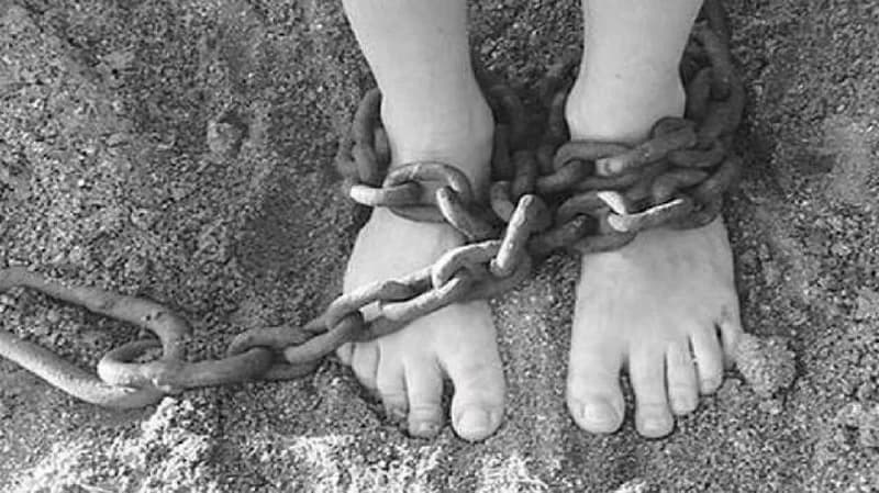 توقيف جدة ووالد طفل كبلاه بالسلاسل