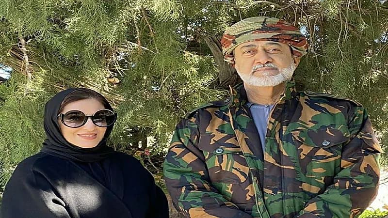 صورة عفوية لسلطان عمان وزوجته السيدة عهد البوسعيدية
