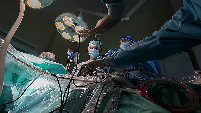 شاهد..مواطنة تتبرع بكليتها لوالد زوجها لتنهي معاناته