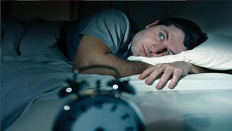 استشاري : الهواتف قد تتسب في متلازمة "الحرمان من النوم" (فيديو)