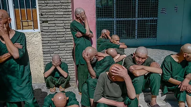 مدمنون يحرقون رجل ويأكلون أمعاءه