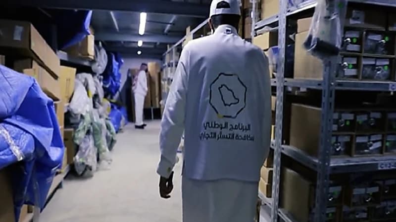 بالفيديو.. ضبط 13 ألف سلعة مغشوشة في مصنع يديره عمالة متستر عليها