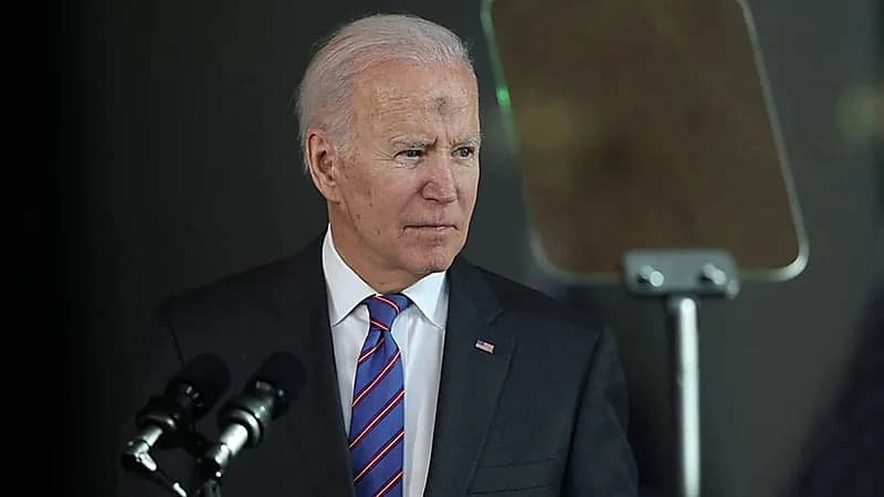 بالصور.. "بايدن" يظهر بعلامة سوداء داكنة على جبهته