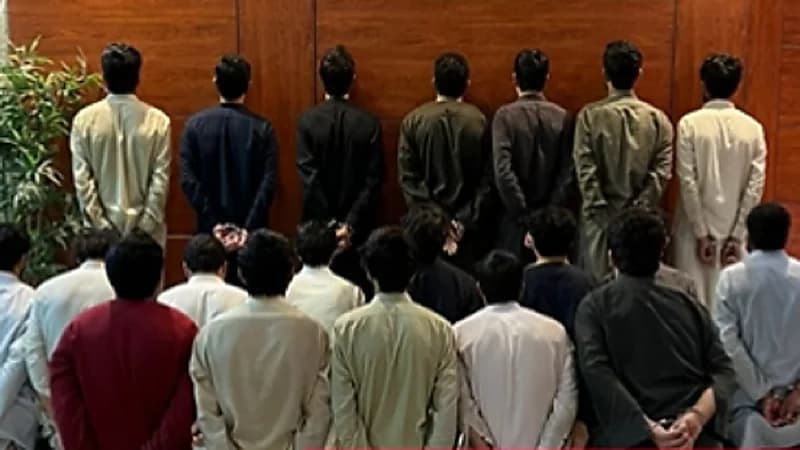 بالفيديو.. ضبط مقيمين ومواطنين ارتكبوا جرائم سرقة وحيازة مخدرات ونقل مخالفين