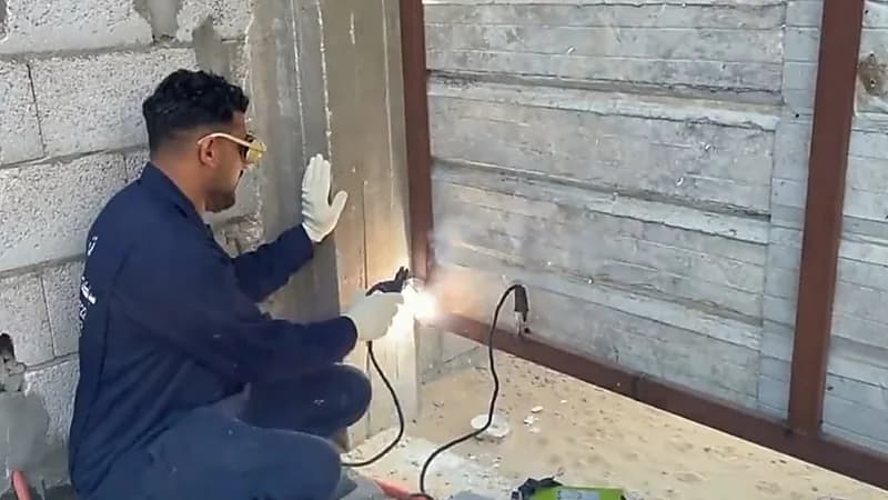 بالفيديو.. مواطن يحترف "السباكة" في الأحساء