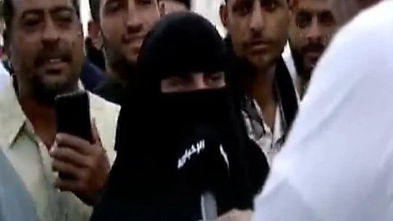 شاهد.. معتمرة تذرف الدموع وتدعي بإصلاح الحال في اليمن 