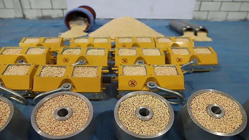 شاهد.. إحباط محاولة تهريب 456 ألف قرص إمفيتامين مخدر في مكائن ومعدات بجدة والرياض