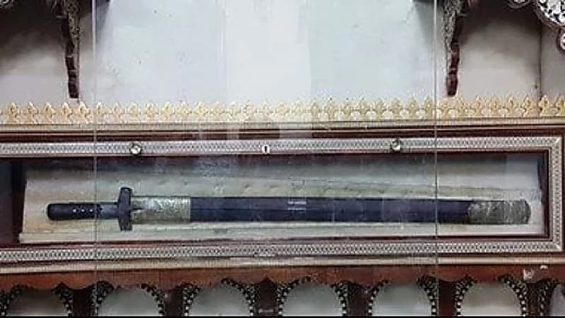 سيف الرسول من داخل غرفة المقتنيات النبوية بمسجد الحسين