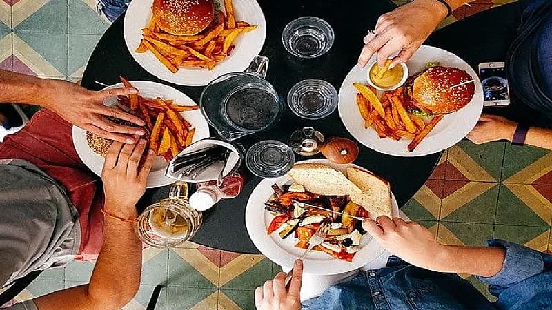بالفيديو.. مختص يحذر من الإفراط في تناول الأطعمة خلال فترة النهار بأيام العيد