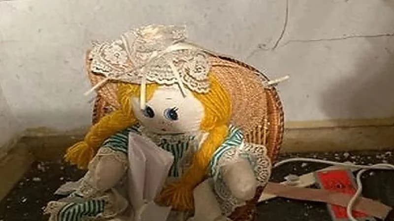 معلم يعثر على دمية ورسالة مخيفة خلف جدران منزله الجديد