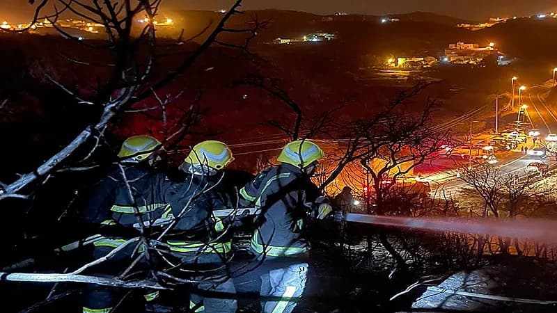 بالصور.. مدني عسير يباشر حريقًا في جبل بمركز بللسمر