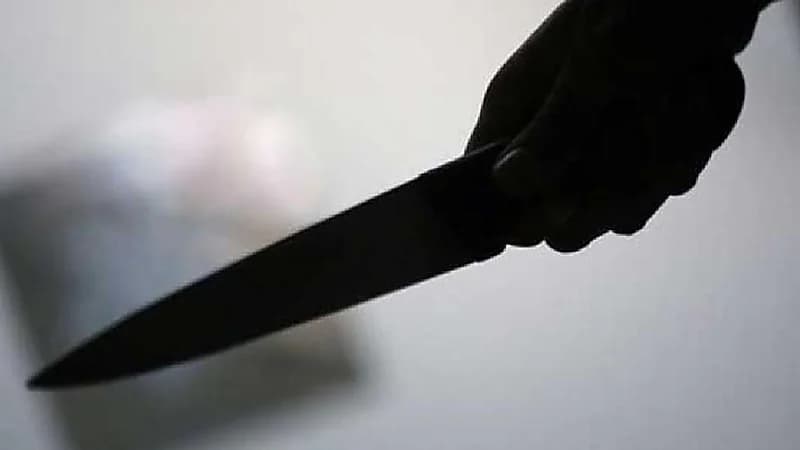 طالب يطعن معلما في هروب