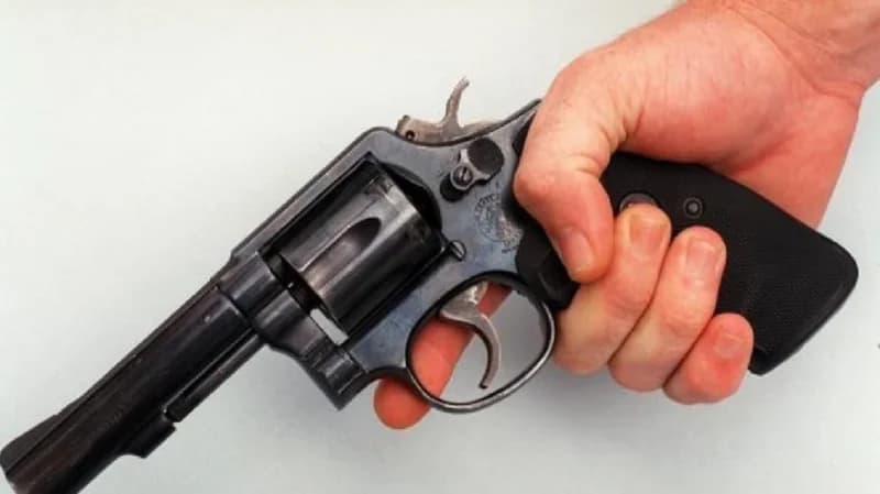 رجل يطلق النار على طبيب أجرى له عملية ويقتل 4 أشخاص